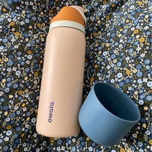 EUC Owala 32 oz Freesip Bottle and Boot